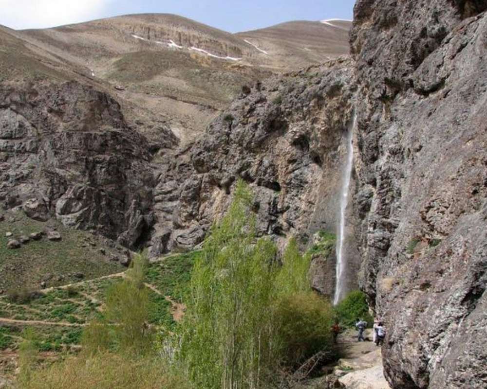 نمایی از آبشار سنگان با فضای سبز و کوه‌های اطراف
