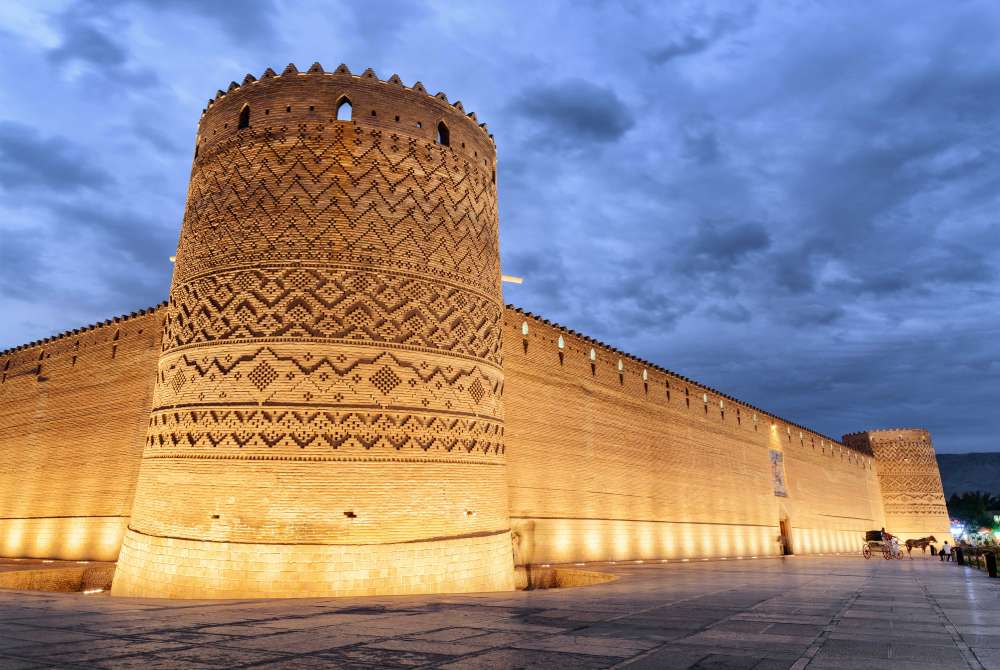 ارگ کریم خان زند شیراز زیر آسمان ابری در غروب آفتاب