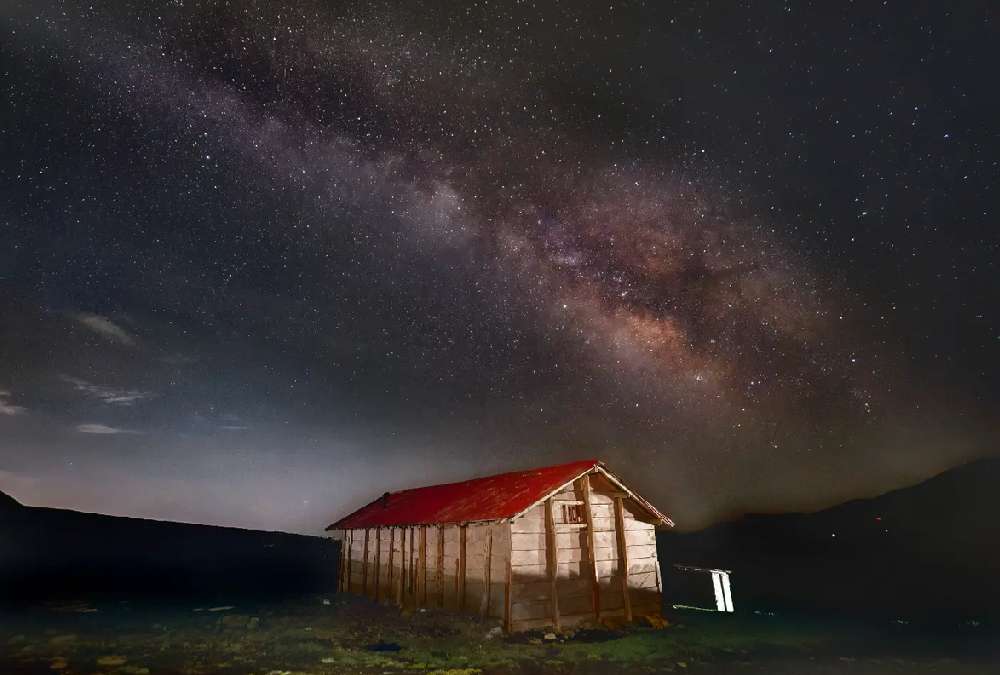کلبه ای در ییلاقات ماسال در شب و کهکشان راه شیری در آسمان