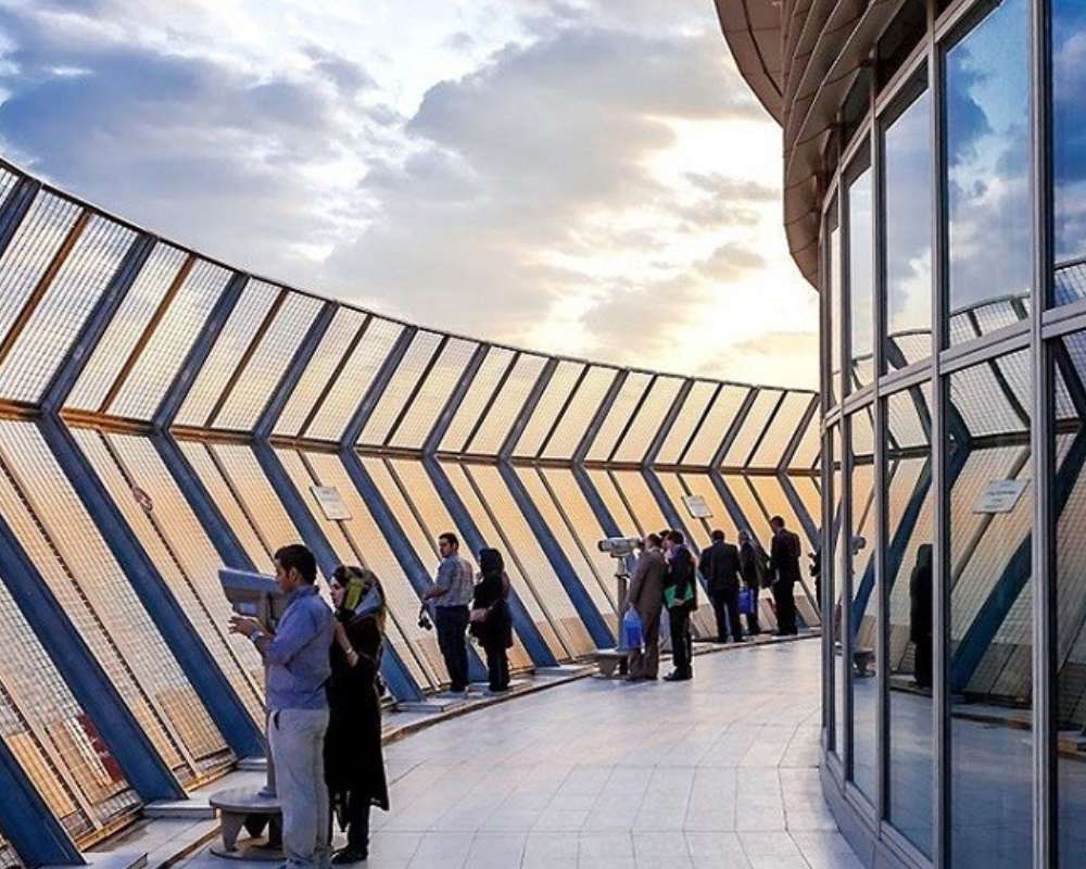 افرادی در حال تماشای تهران از سکوی دید باز برج میلاد
