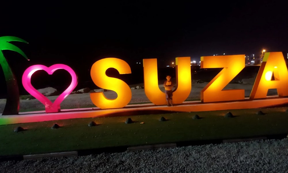 نماد ساحلی Suza چراغدار در شب و کودکی که روی آن نشسته