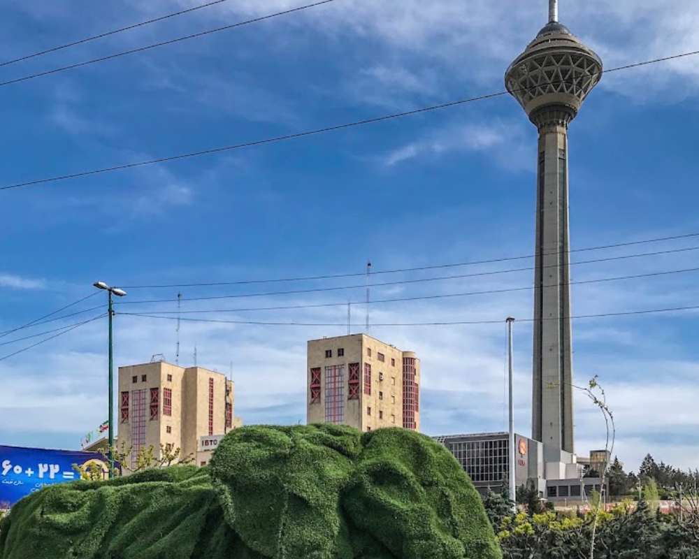 عکس از برج میلاد از زاویه اتوبان با درختی با طرح فیل