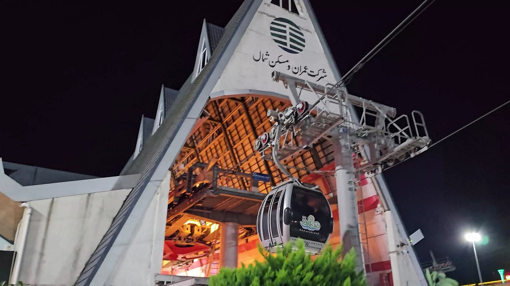 نمایی از تلهکابین نمکآبرود در شب