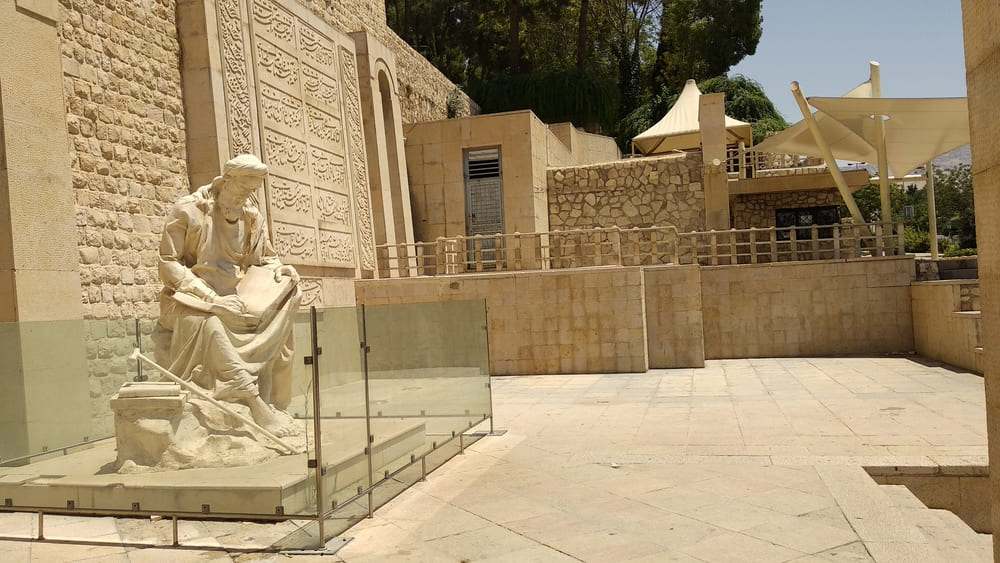 محوطه آرامگاه خواجوی کرمانی