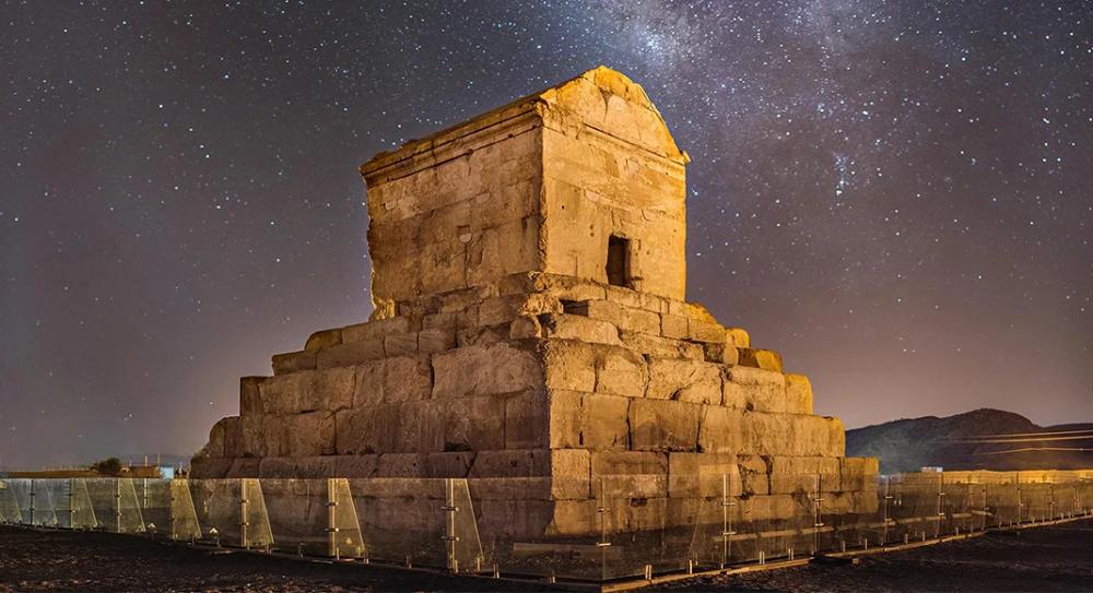 آرامگاه کوروش در آسمان پرستاره