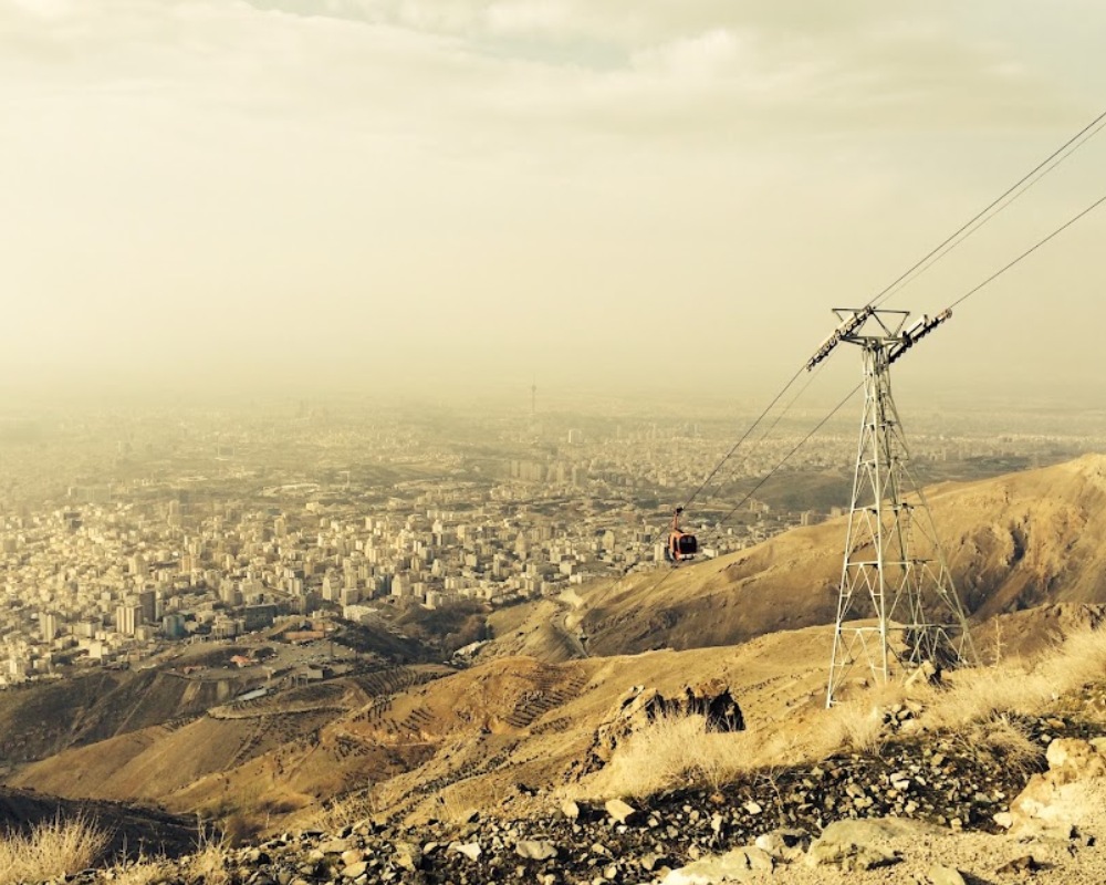 نمایی از بخش کوهستانی توچال با ویوی تهران