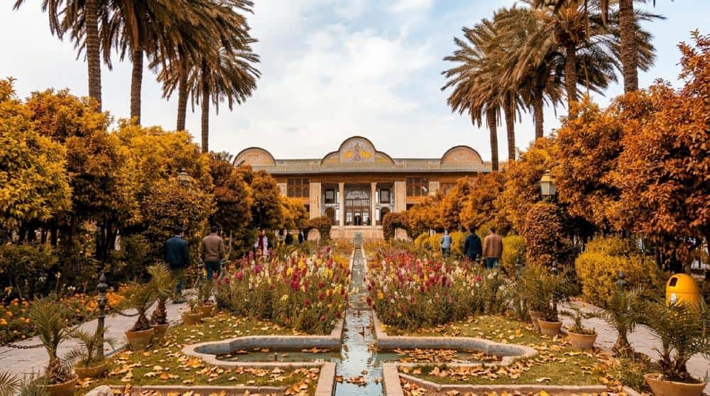 محوطه نارنجستان قوام در پاییز شیراز