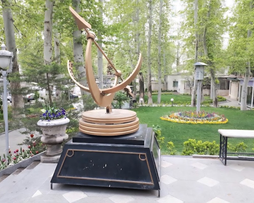 نمایی از یک مجسمه ساعت قدیمی در حیاط موزه زمان