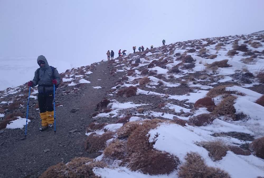 کوهنوردان درحال صعود به قله شیرباد روستای زشک مشهد در زمستان