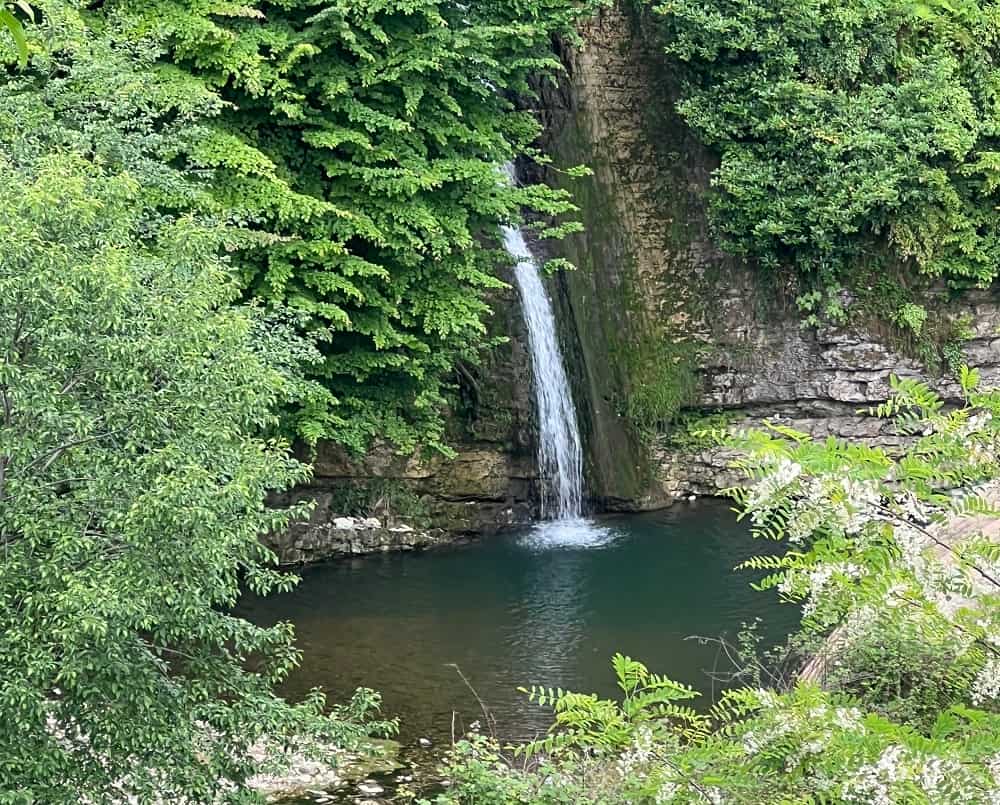 نمایی از آبشار آب شرشر سینوا از جاهای دیدنی بکر جاده چالوس