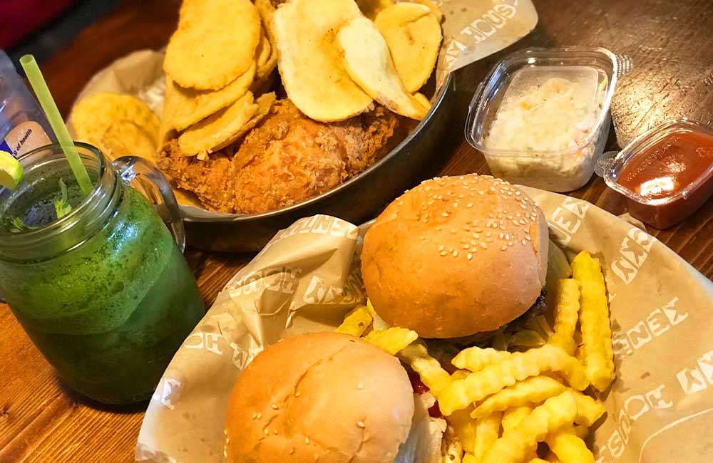 میز پر از غذا در خانه کنتاکی رشت