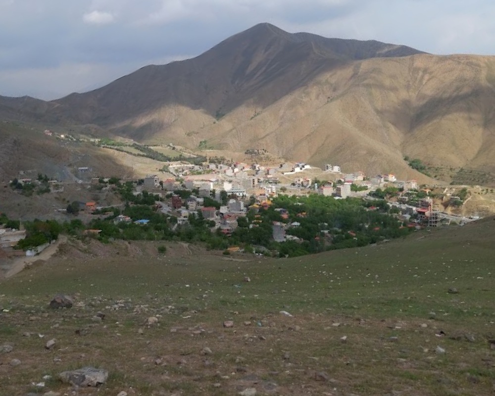 نمایی از روستای تاریخی برغان از بالای کوه