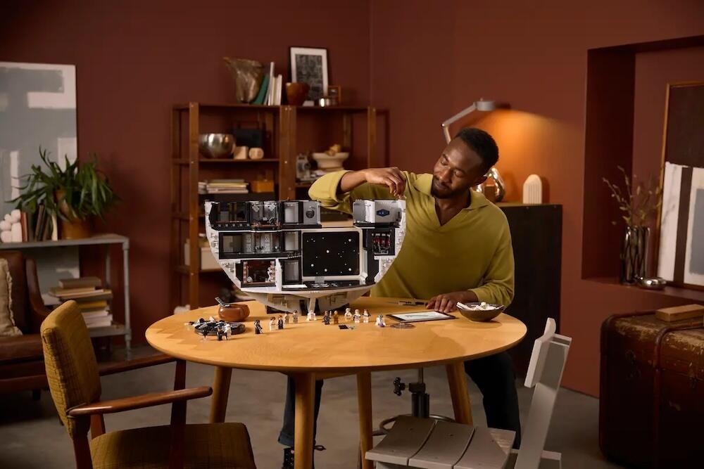 ستاره مرگ نیمه‌ساخته بزرگتر از اکثر مجموعه‌های لگو است.