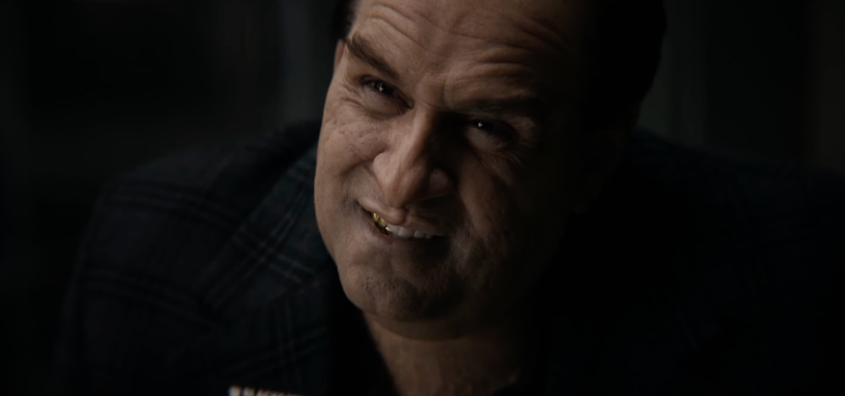 کالین فارل در نقش پنگوئن در سریال پنگوئن، در حال نگاه کردن به دوربین.