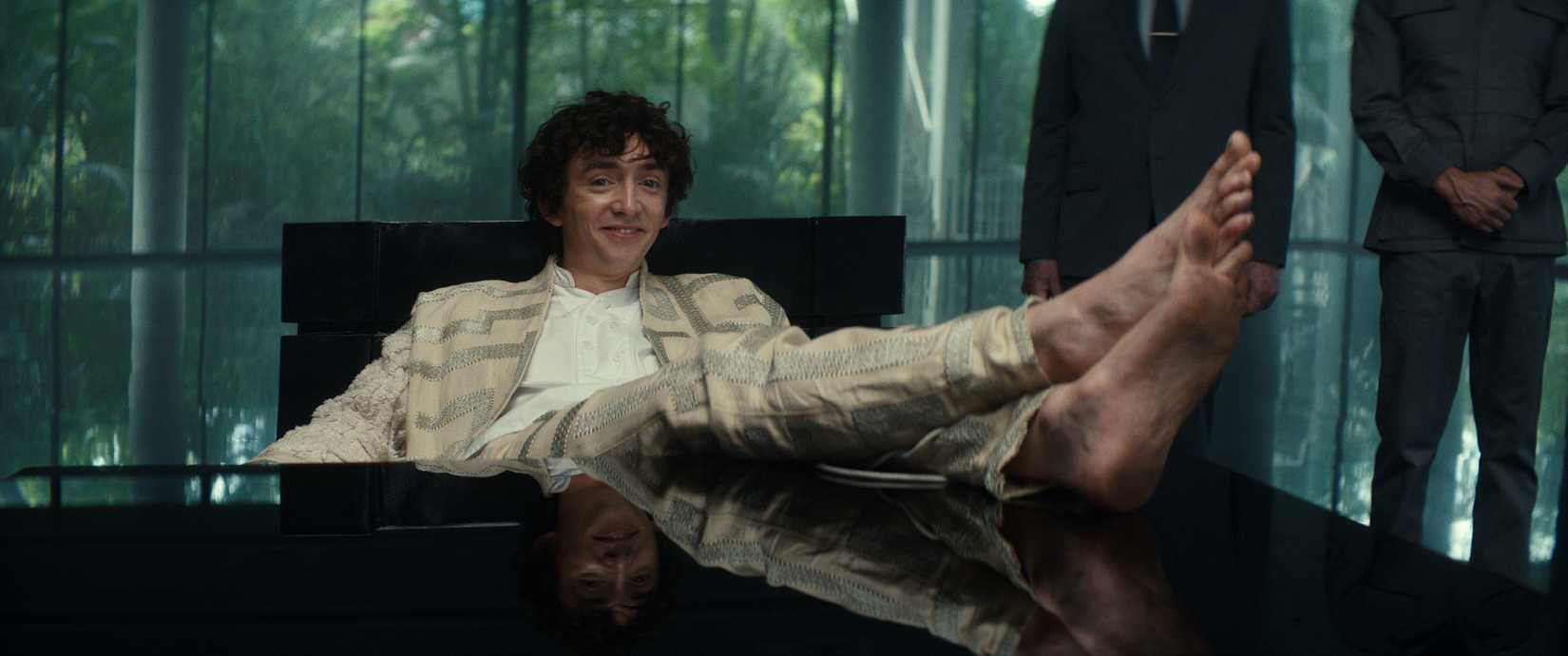 "جوان‌ترین تریلیونر تاریخ" ساموئل بلنکین (پسر کاوالیر) در یک دفتر با پاهای برهنه و کثیف روی میز در فیلم Alien: Earth.