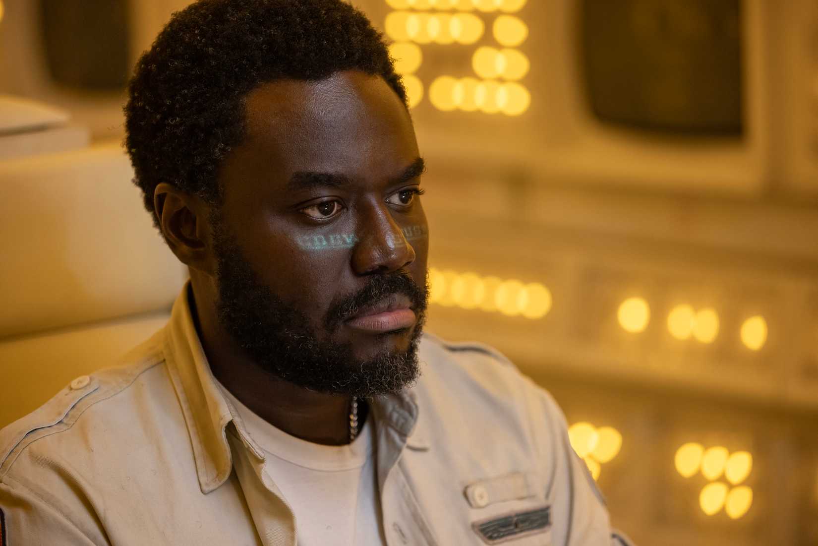 بابو سیسی در نقش شخصیت سایبورگ به نام مورو در Alien: Earth.