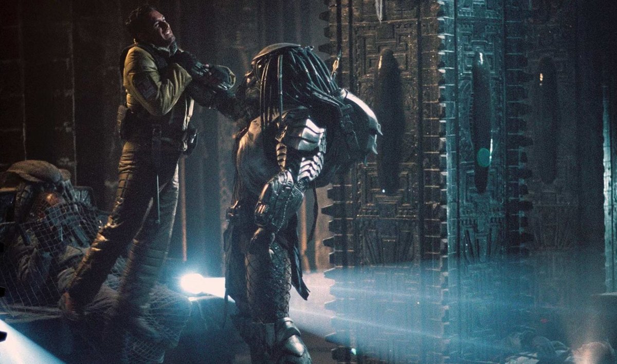 یک شکارچی به یک سرباز انسان بی‌دفاع در فیلم Alien vs. Predator حمله می‌کند