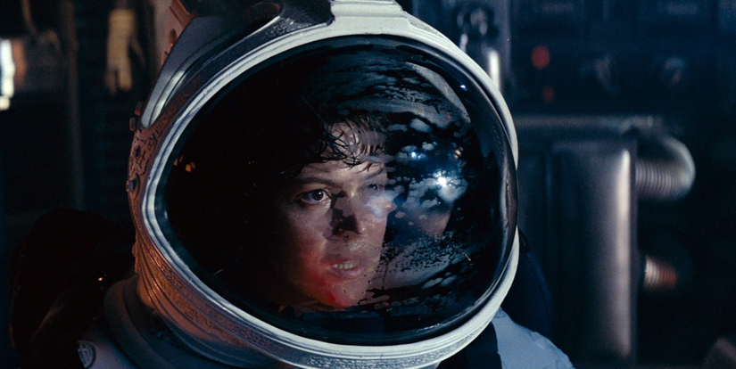 سیگورنی ویور در حال نگاه کردن از داخل کلاه فضانوردی با ترکیبی از ترس و شگفتی در فیلم بیگانه (۱۹۷۹).