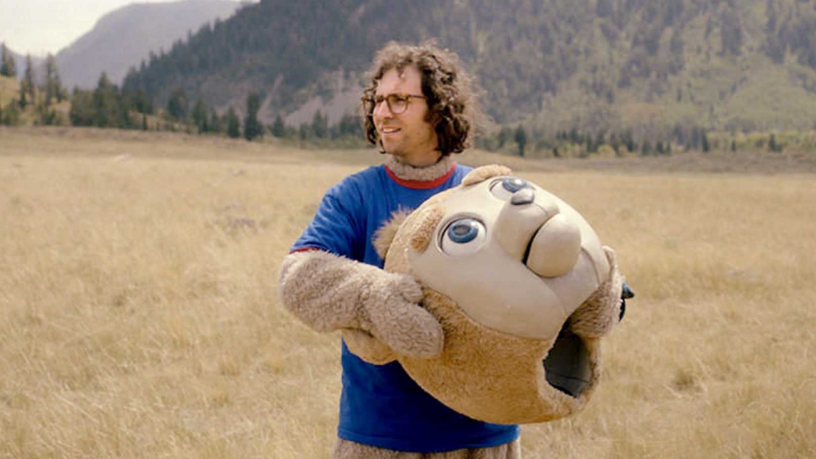 کایل مونی در یک صحنه از فیلم ۲۰۱۷ Brigsby Bear در لباس یک خرس انیماترونیک