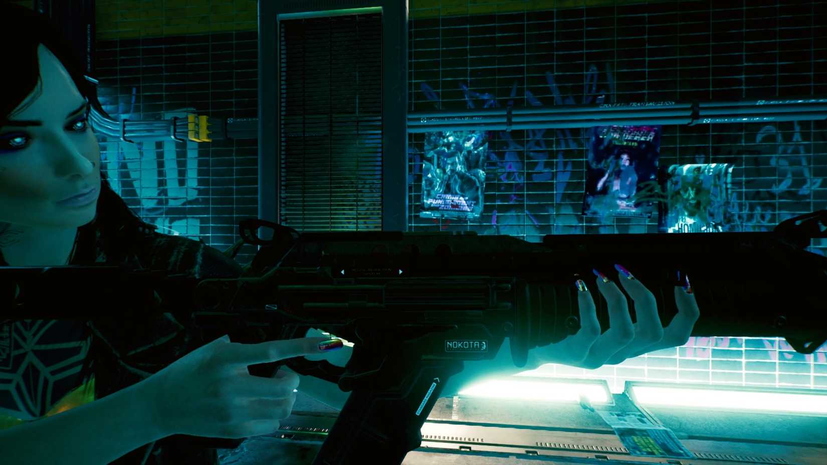 V در حال هدف‌گیری با ناخن‌های دوکروم.