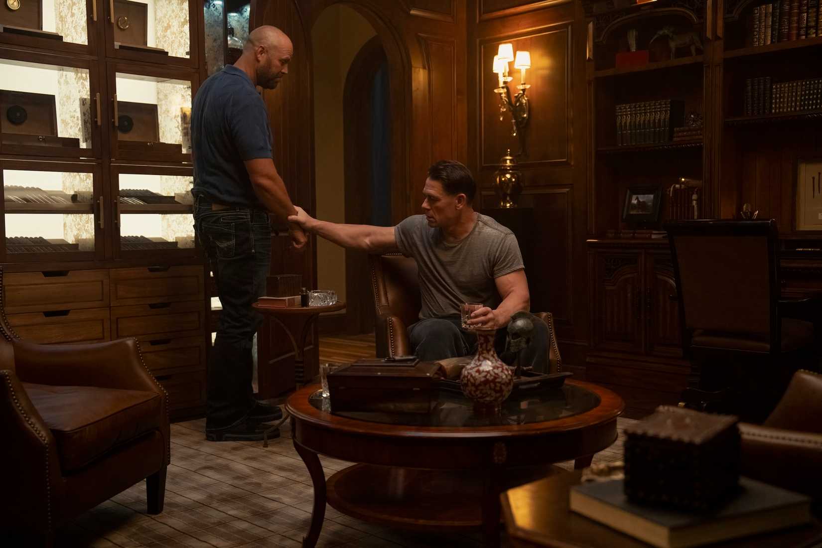 کیت اسمیت (دیوید دنمن) با کریس اسمیت (جان سینا) در Peacemaker صحبت می‌کند