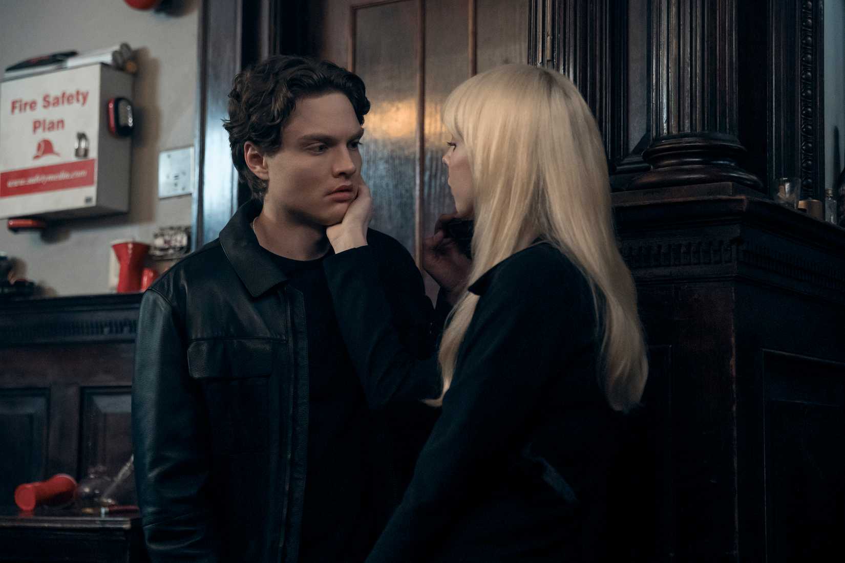 کیت دانلاپ (مدی فیلیپس) به سم (آسا جرمن) دست می‌زند تا قدرت‌هایش را روی او اعمال کند در Gen V