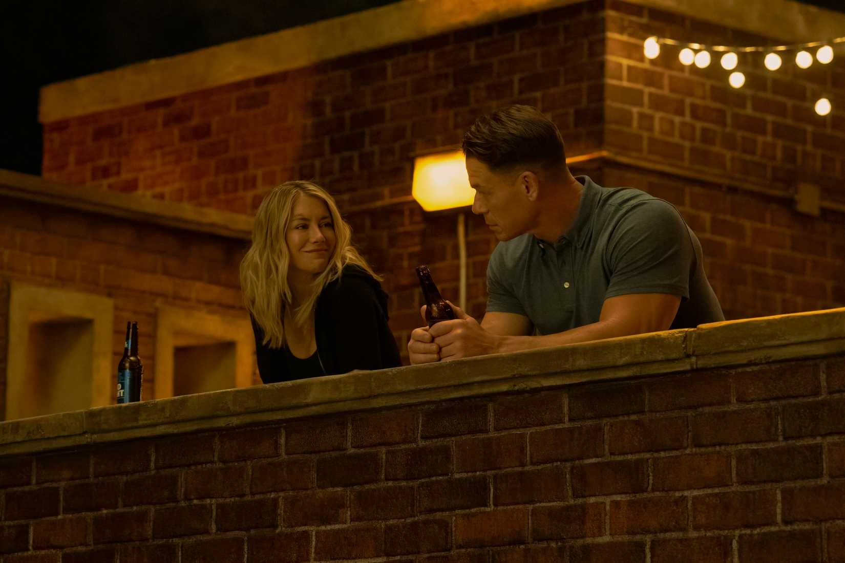 پیسمیکر (جان سینا) یک تفنگ بسیار بلند را به سمت ریک فلگ (جوئل کینامان) در فیلم The Suicide Squad نشانه گرفته است