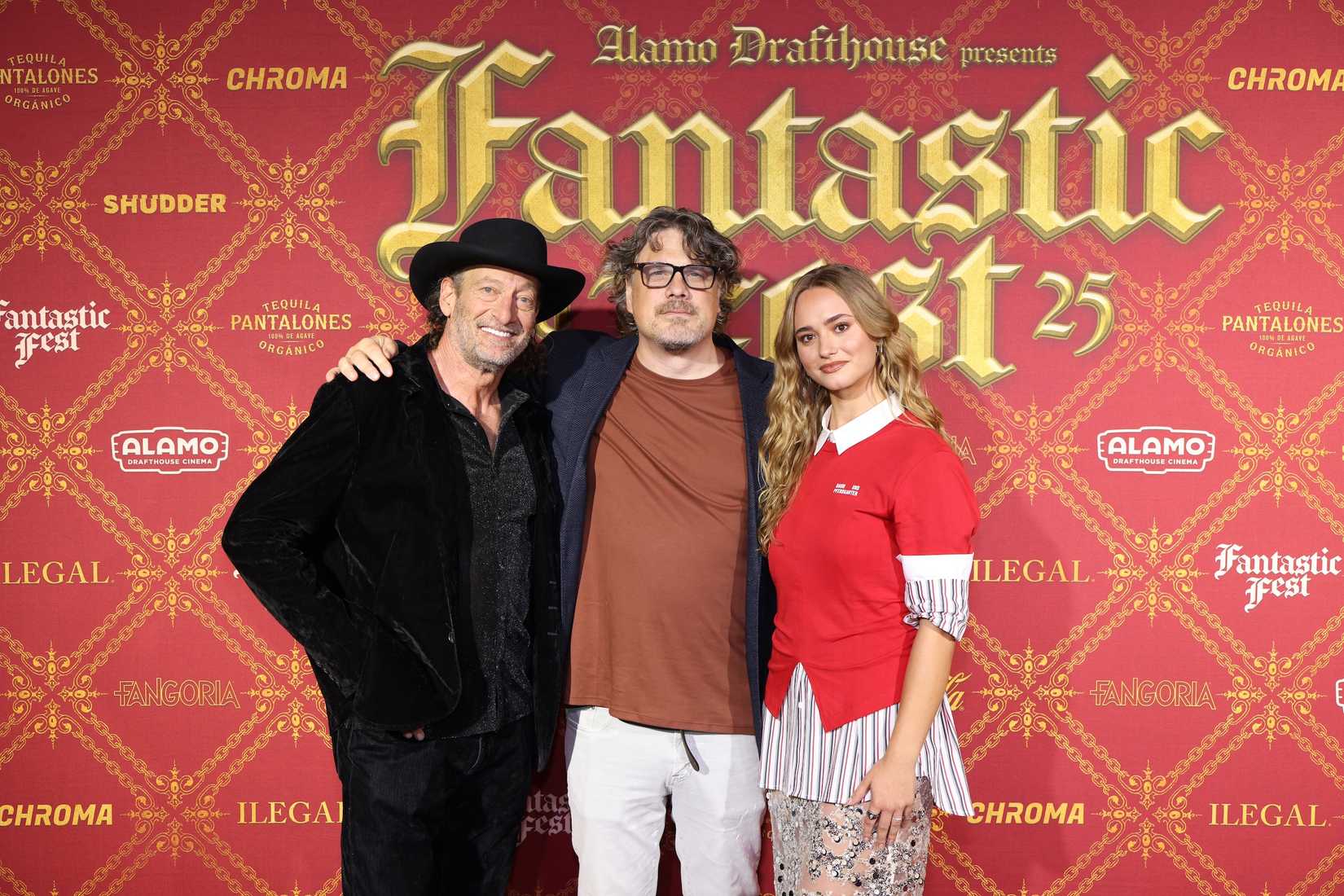 بازیگران و کارگردان Primate در مقابل تابلوی Fantastic Fest 25