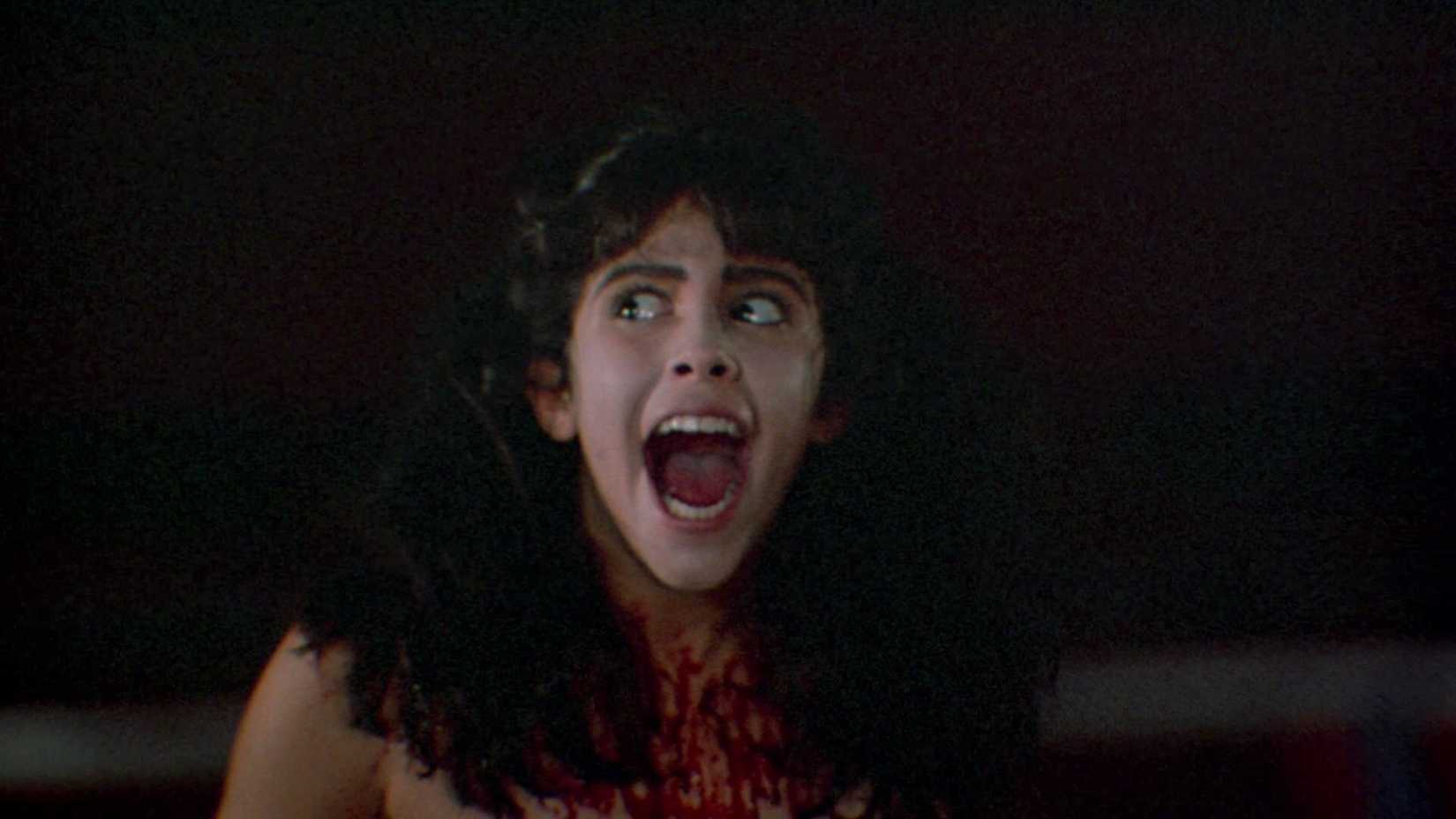 آنجلا در حال فریاد زدن در کمپ خواب