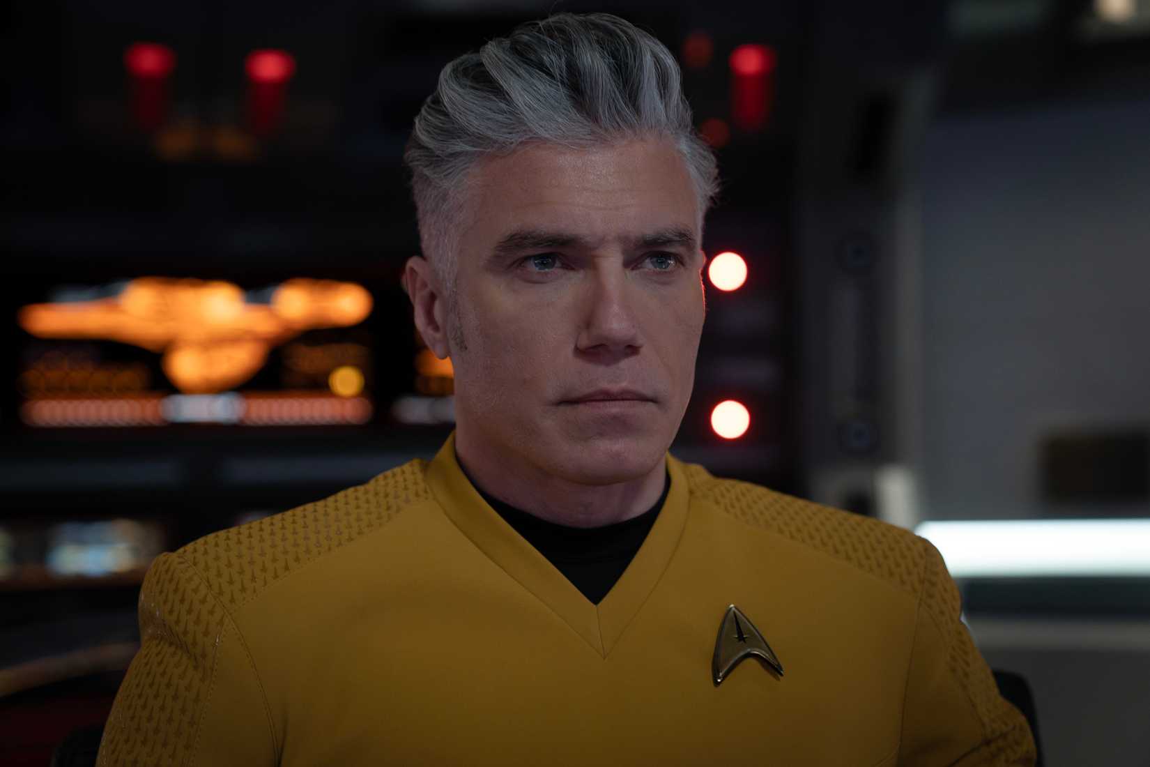 نمایی از خورشید از پل سفینه اینترپرایز در سریال Star Trek: Strange New Worlds