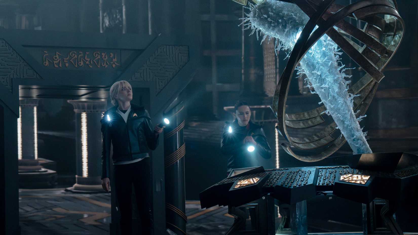 جس بوش در نقش چپل و کریستینا چونگ در نقش لایان به یک ساختار درخشان که با حلقه‌ها احاطه شده است در Star Trek: Strange New Worlds نگاه می‌کنند