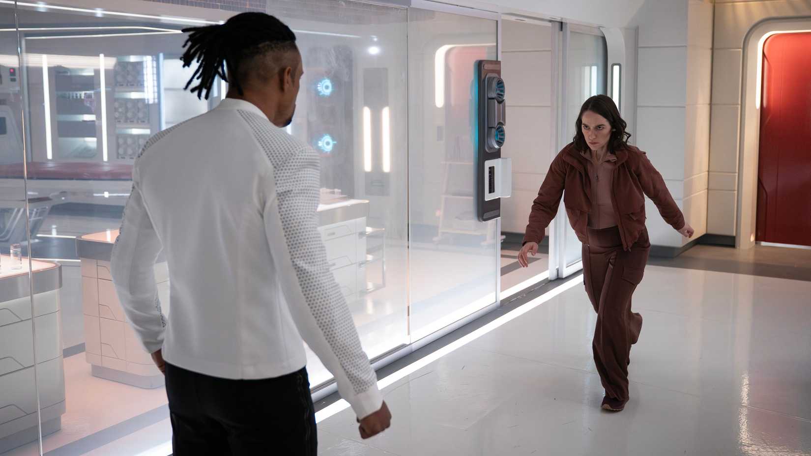 ملانی اسکروفانو در نقش باتل به سمت انساین دانا گمبل (کریس مایرز) در سریال Star Trek: Strange New Worlds