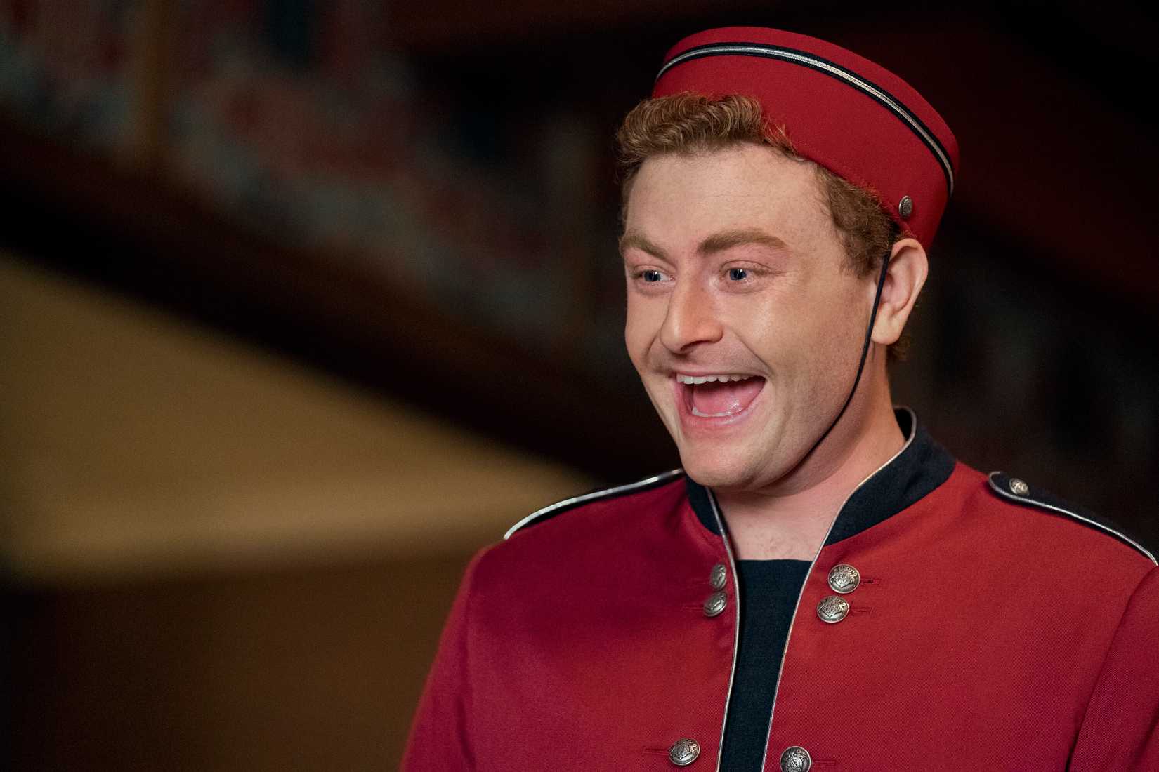 شخصیت هوش مصنوعی در سریال Upload، با لباس آسانسورچی