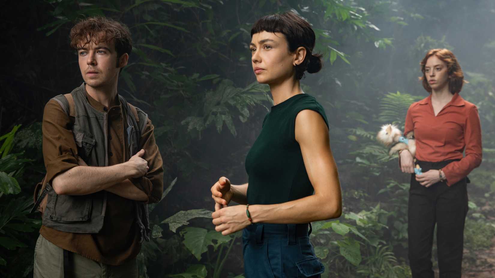 جو، وندی و نیبز در حال عبور از جنگل به سمت اسکله قایق‌ها به امید فرار.