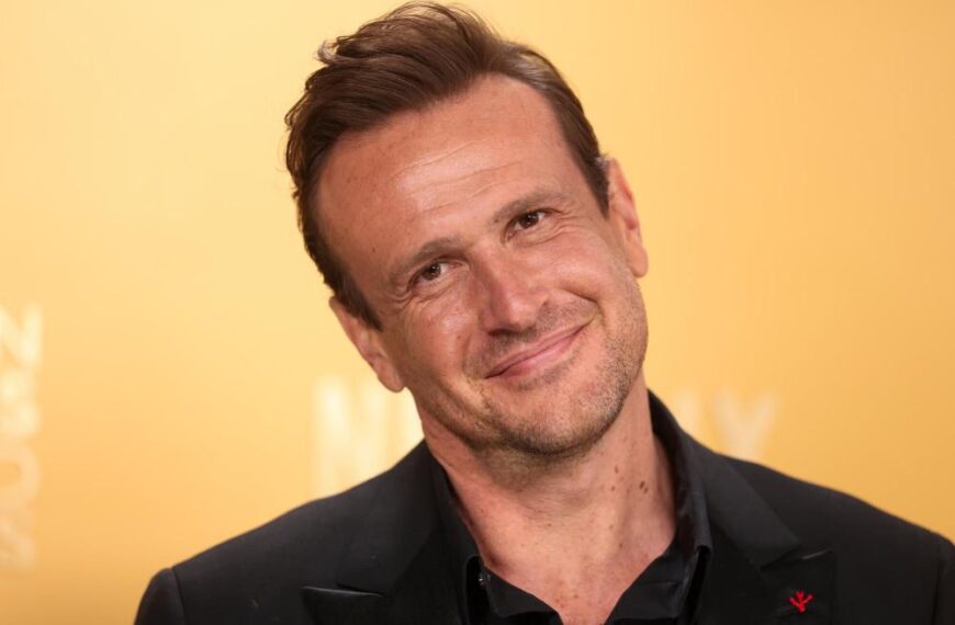 Jason Segel درباره آینده سریال «Shrinking» با حضور مایکل جی. فاکس و جف دنیلز، نمایش عروسک‌های دراکولا و فیلم هیجان‌انگیز جدیدش