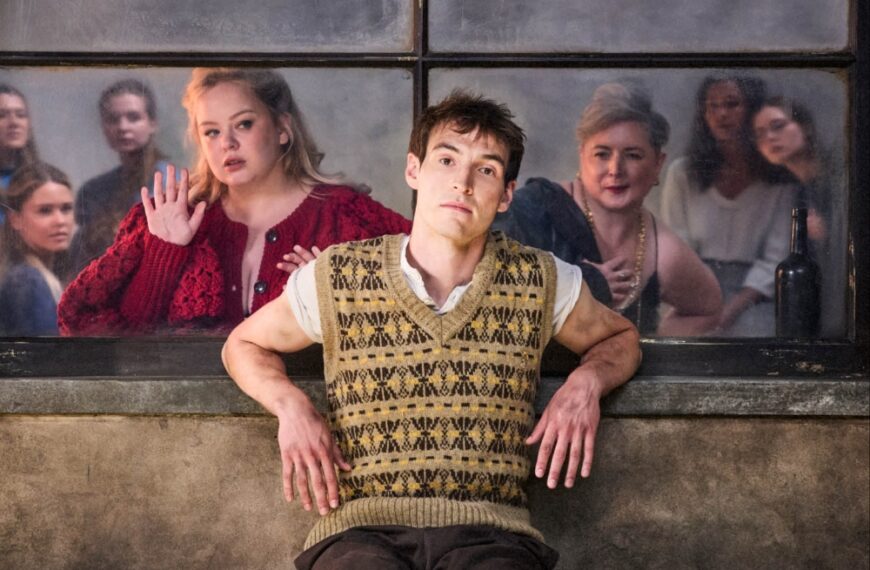 نیکولا کاگلان و شیوان مک‌سوینی از «Derry Girls» در تریلر نمایش «Playboy of the Western World» در تئاتر ملی دوباره هم‌بازی شدند