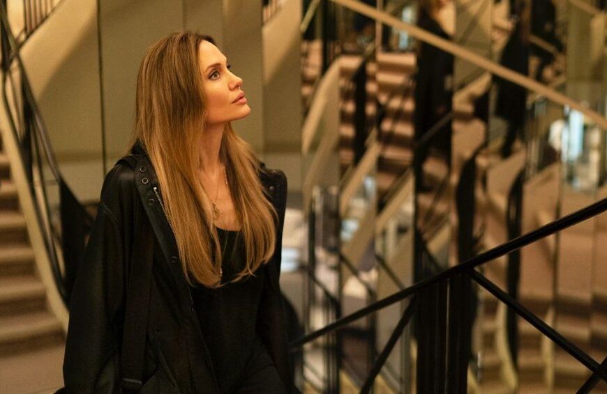 چگونه سفر سلامتی آنجلینا جولی الهام‌بخش فیلم «Couture» آلیس وینوکور شد: «در بسیاری از جهات درمانگر بود»