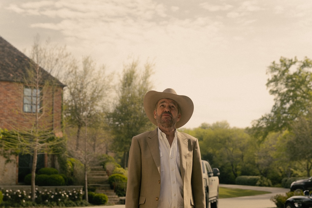 چهار فصل. (از چپ به راست) کولمن دومینگو در نقش دنی و مارکو کالوانی در نقش کلود در قسمت ۱۰۱ از چهار فصل. عکس از جان پک/نتفلیکس © ۲۰۲۴