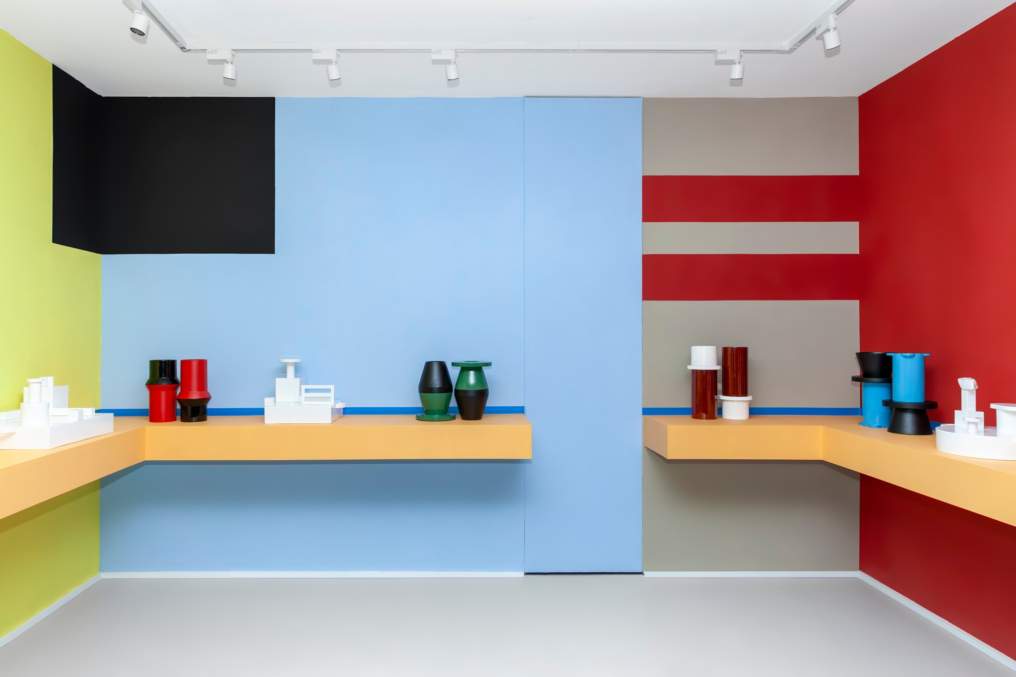 ارین دوهرتی لباس سفارشی لوئیس ویتون، چپ، و کاترین لانا سا لباس سفارشی جیسون وو را در مراسم بال فرمانداران جوایز امی در ۱۴ سپتامبر ۲۰۲۵ در لس آنجلس می‌پوشند.