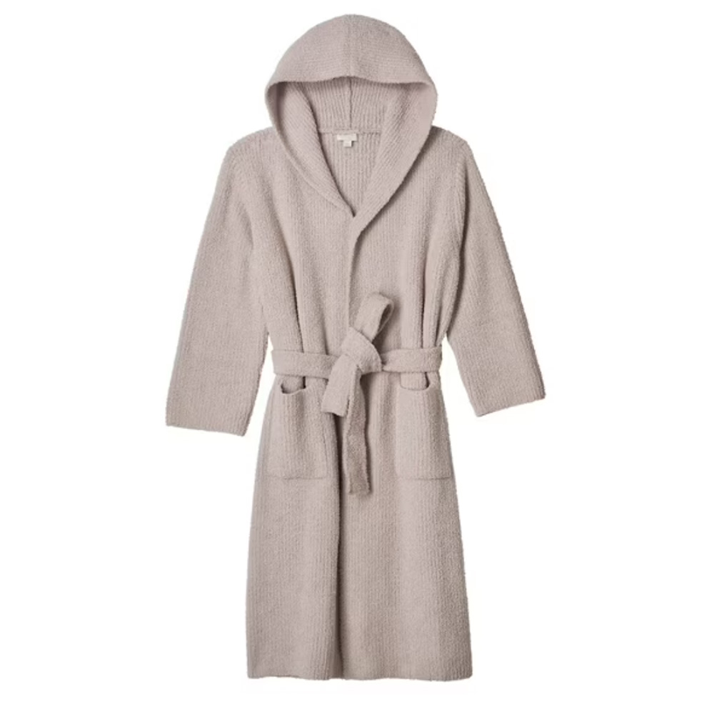 مجموعه‌ای از محصولات زیبایی موجود در بلو مرکوری، غوطه‌ور در آب؛ یک جعبه مستطیلی بلو مرکوری نیز در چیزی شبیه به استخر غوطه‌ور است