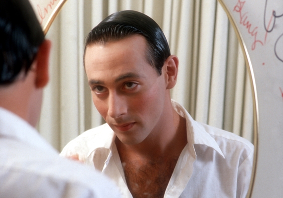 پخش زنده شنبه شب -- قسمت 1867 -- در تصویر: (از چپ به راست) سارا شرمن، میزبان آریانا گرانده، مارسلو هرناندز در نقش دومینگو، هیدی گاردنر و اگو نوودیم در طول نمایشنامه «سخنرانی ساقدوش» در شنبه، 12 اکتبر 2024 -- (عکس از: ویل هیث/NBC)